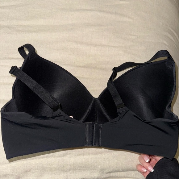 Like new: Lightly-Lined Wireless Bra by Victorias Secret 38DDD in Black - Picture 2 of 3